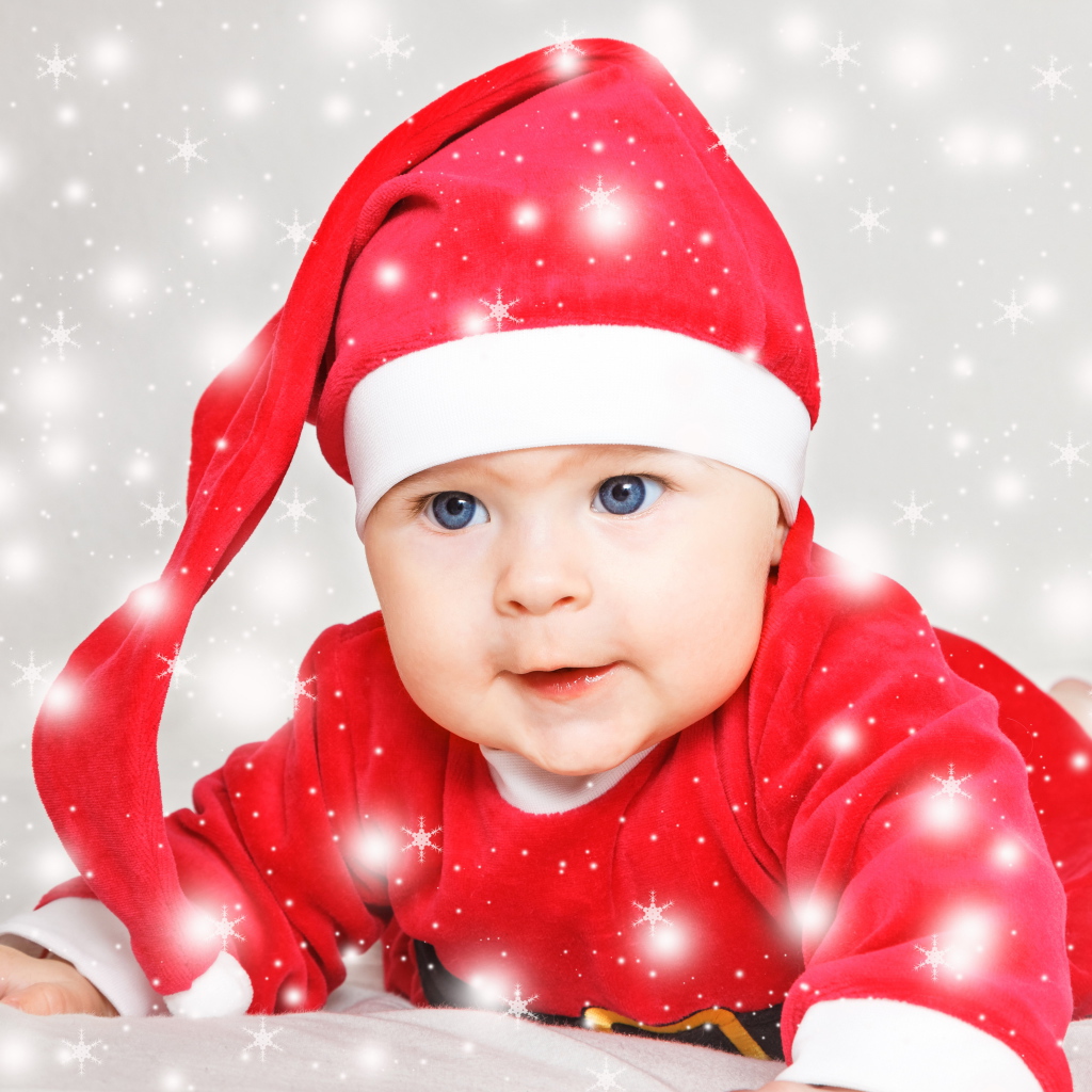 Милый голубоглазый ребенок в красном новогоднем костюме