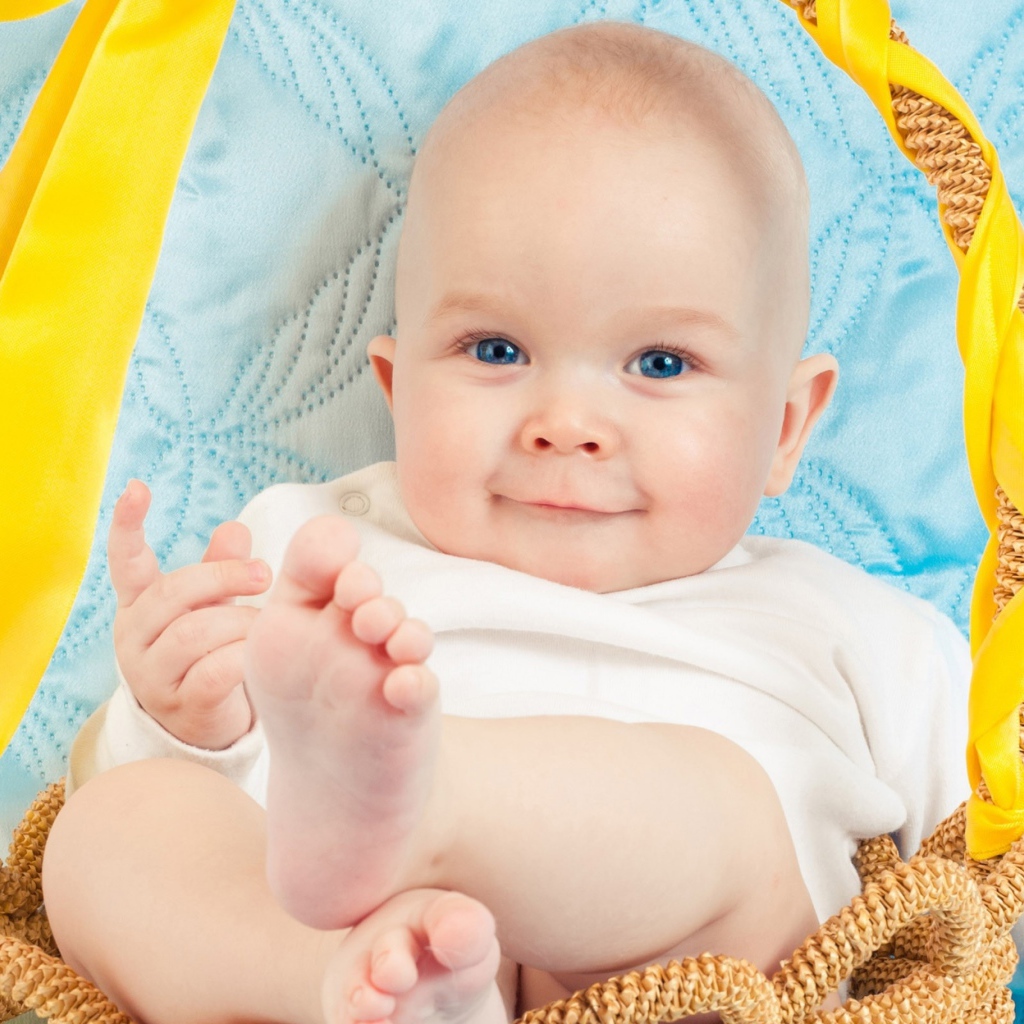 Милый голубоглазый младенец на кровати