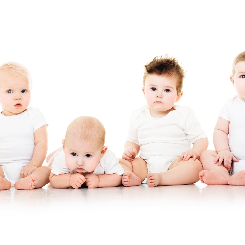 Четыре маленьких мальчика на белом фоне