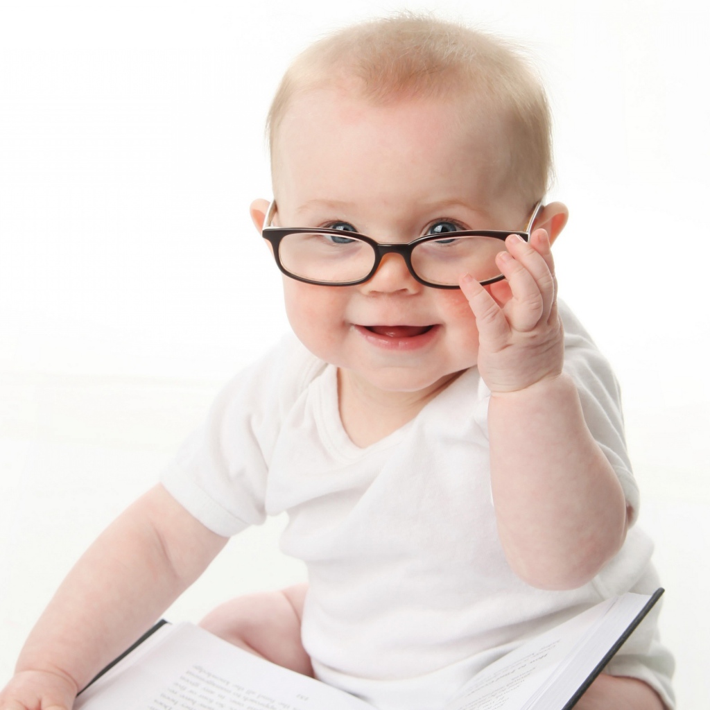 Забавный малыш в очках на белом фоне