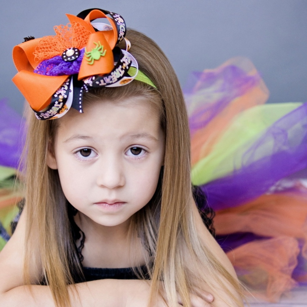 Девочка в красивой юбке с бантом на голове