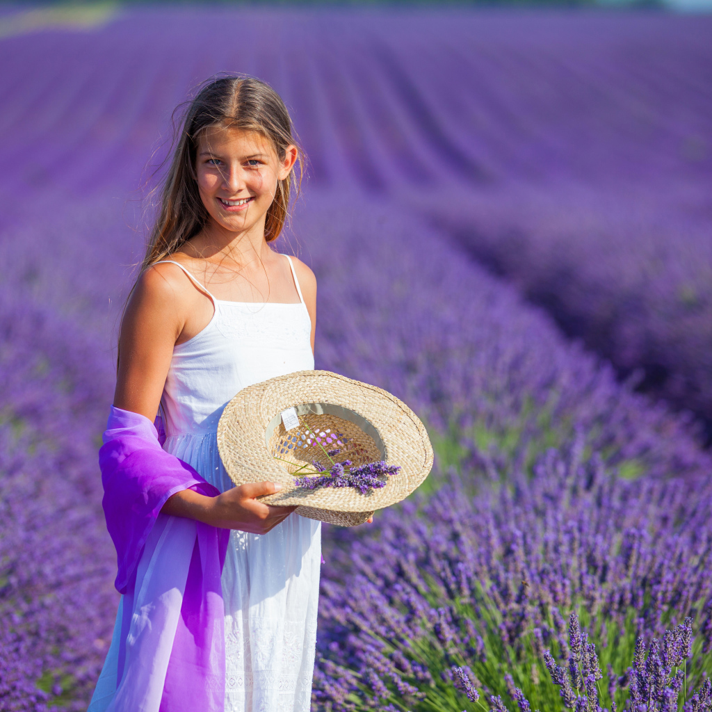 Девочка с белом сарафане на лавандовом поле