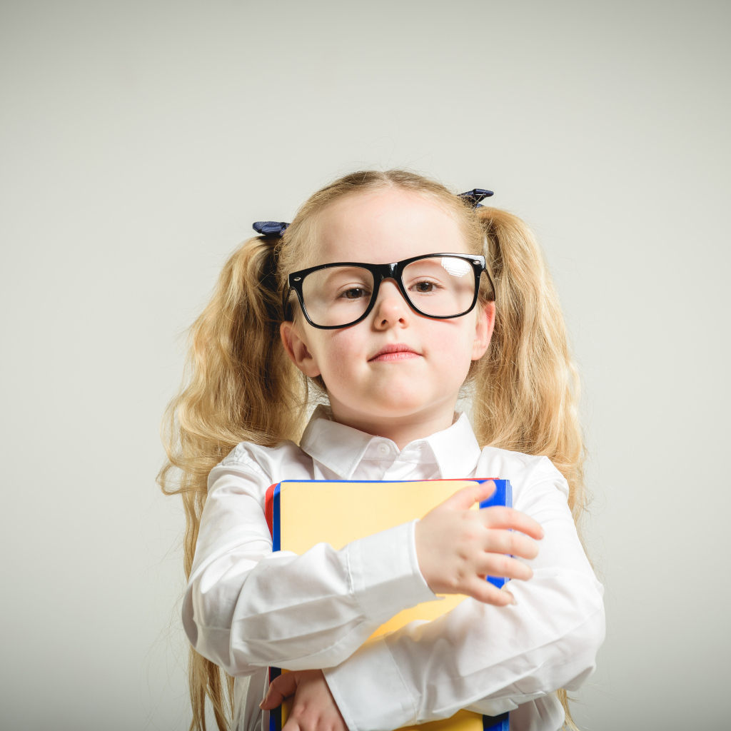Девочка школьница в очках с книгами