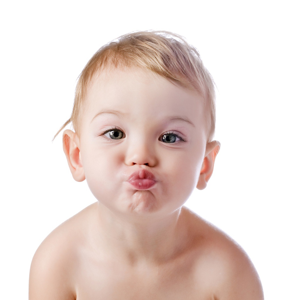 Воздушный поцелуй маленького ребенка