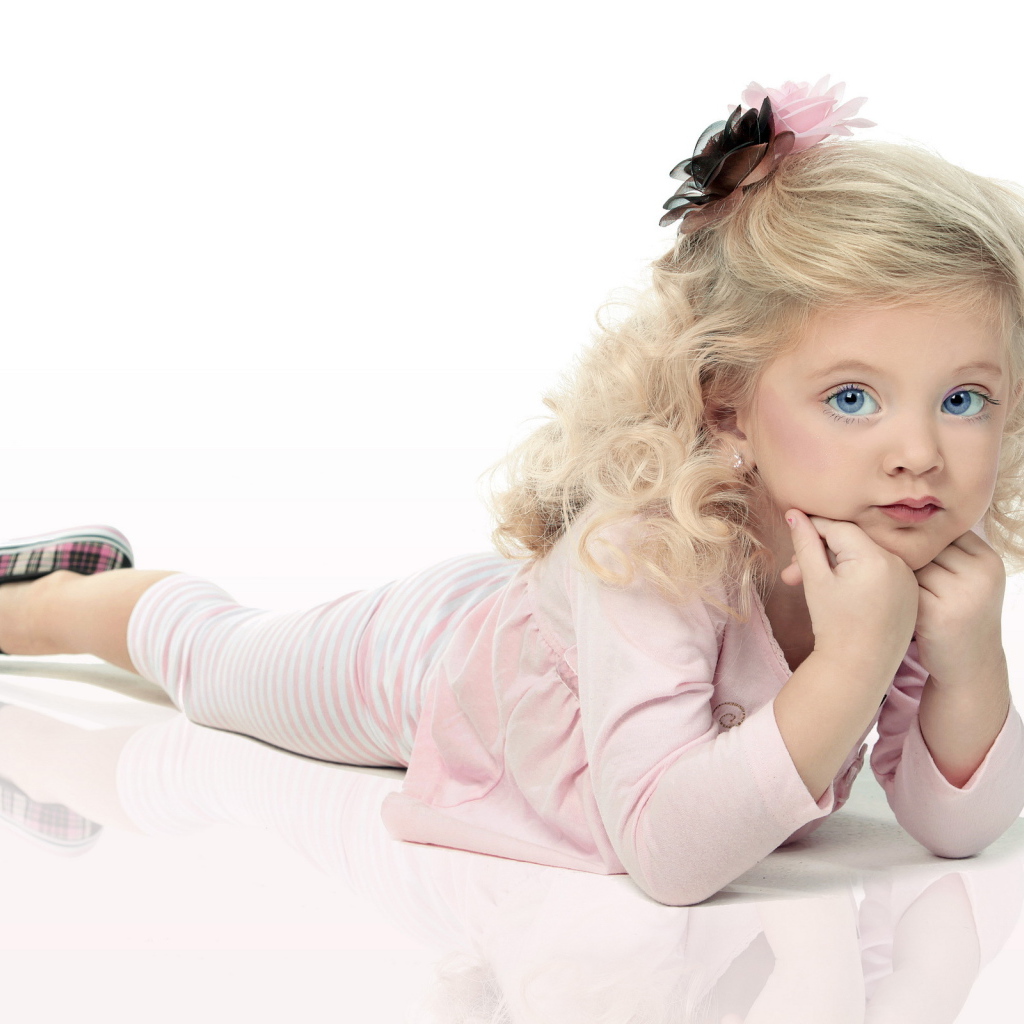Маленькая красивая девочка со светлыми волосами