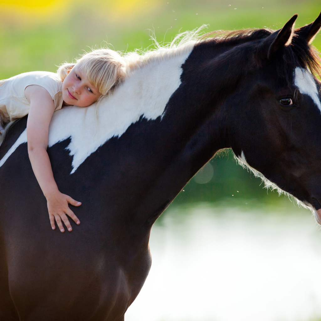 Маленькая девочка блондинка на коне