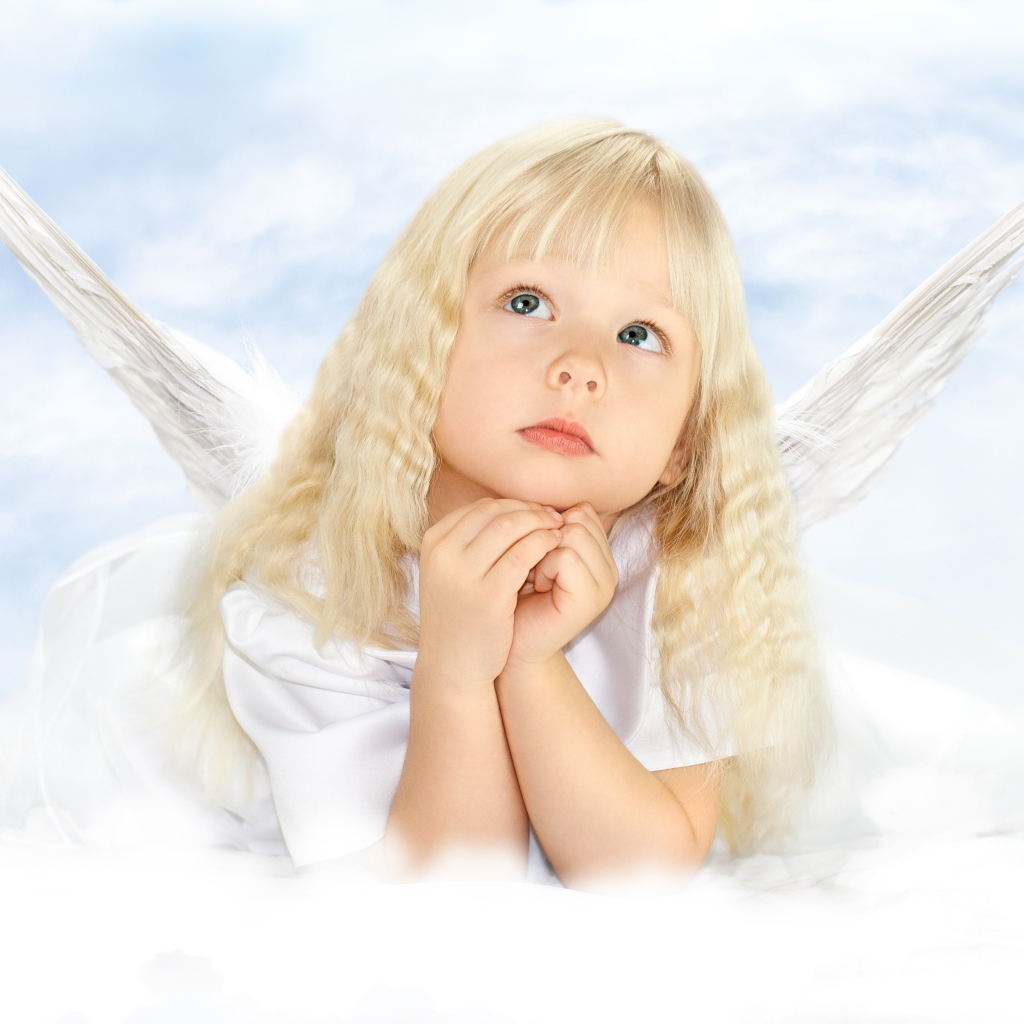 Маленькая девочка блондинка с крыльями ангела
