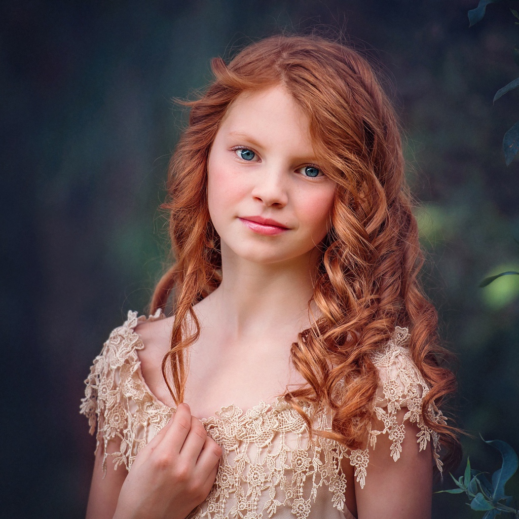 Маленькая голубоглазая рыжеволосая девочка в красивом платье