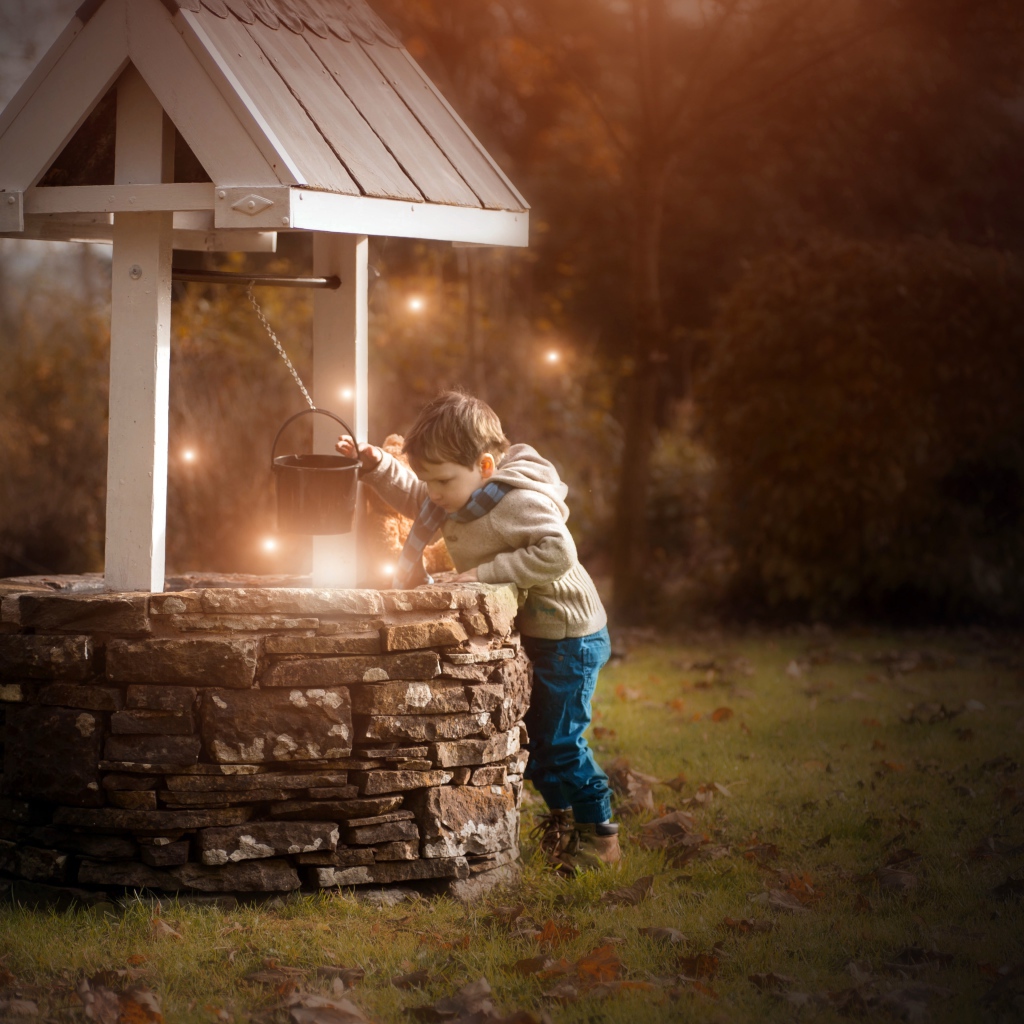 Маленький мальчик у колодца 