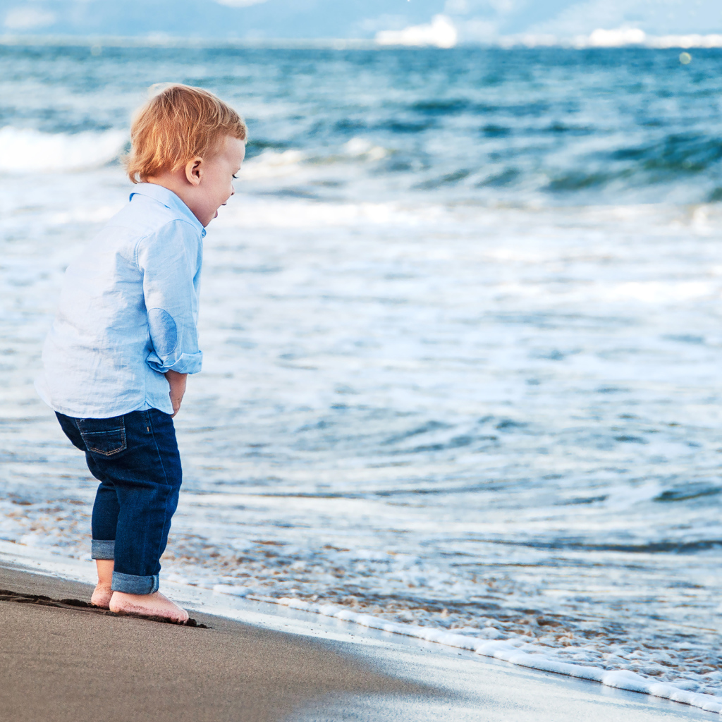 Маленький мальчик на берегу моря 