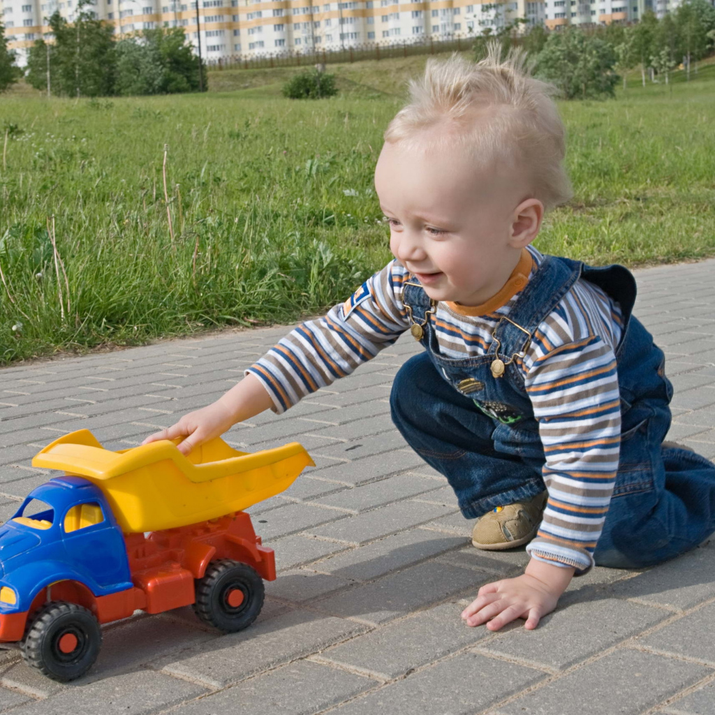 Маленький мальчик играет с машинкой