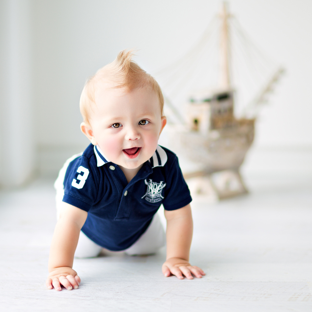 Маленький милый кареглазый мальчик