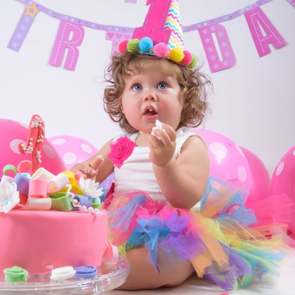 Маленькая милая девочка с большим тортом на день рождения 