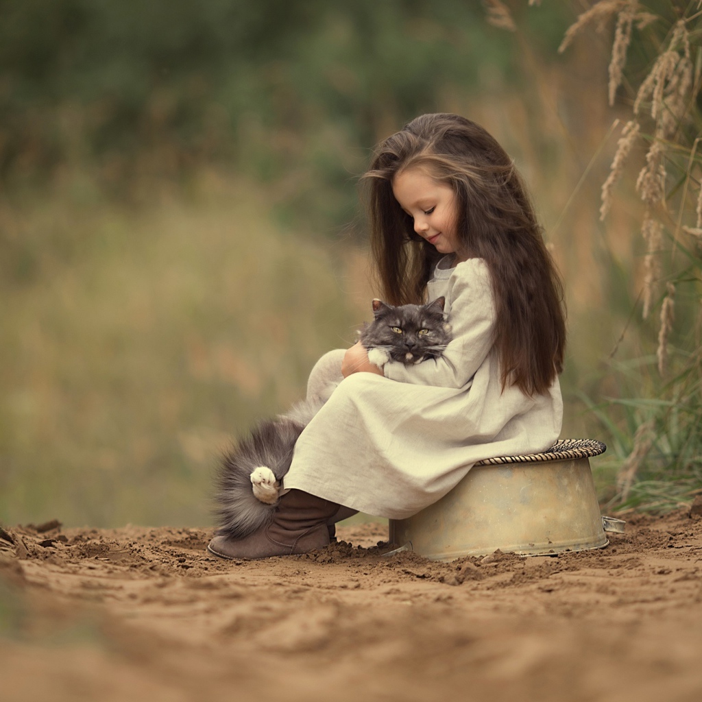 Маленькая милая девочка с котом на дороге 