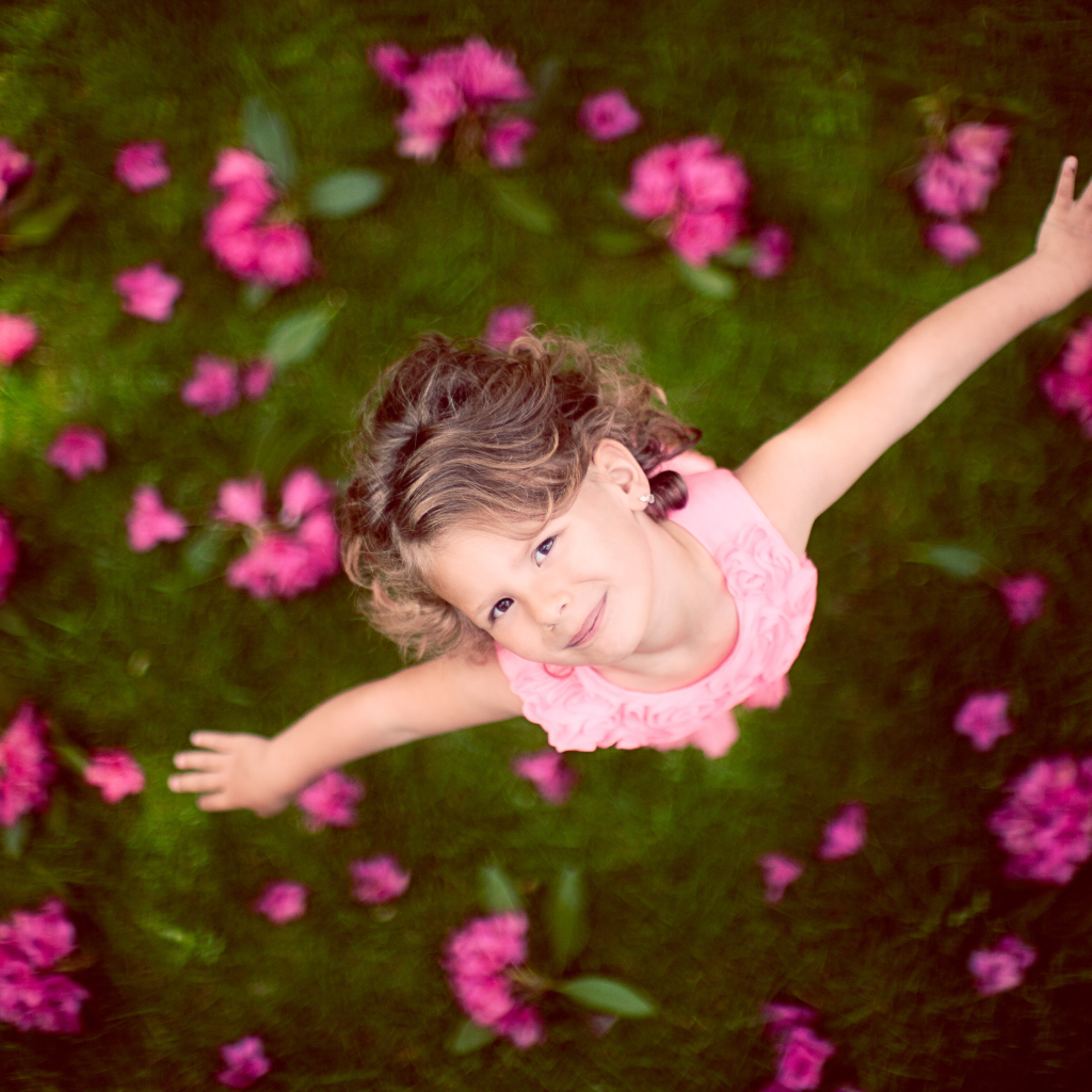 Маленькая девочка в розовом платье, вид сверху