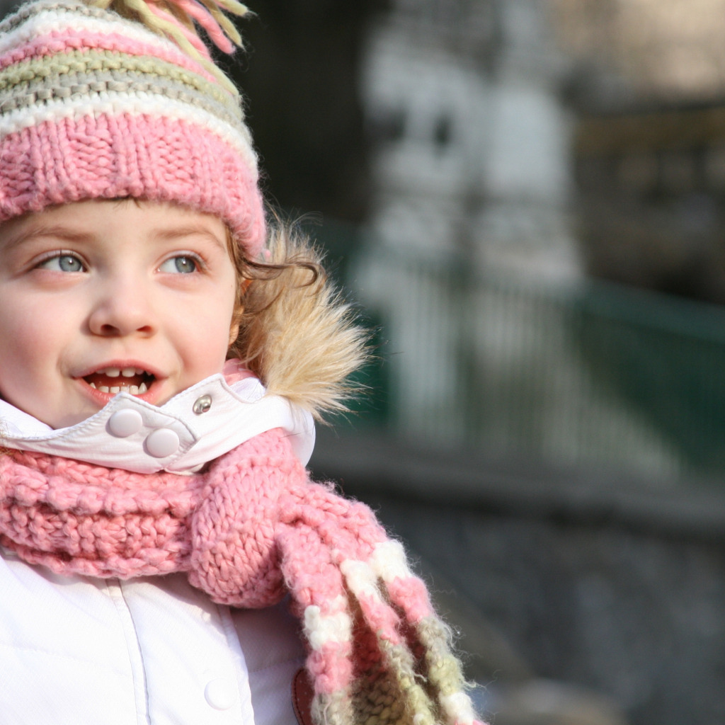 Маленькая девочка в теплой шапке с шарфом
