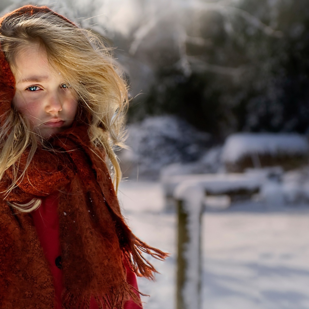 Маленькая девочка в теплом платке зимой