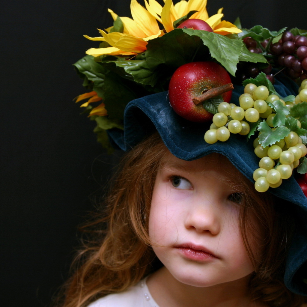 Маленькая девочка в необычной шляпе