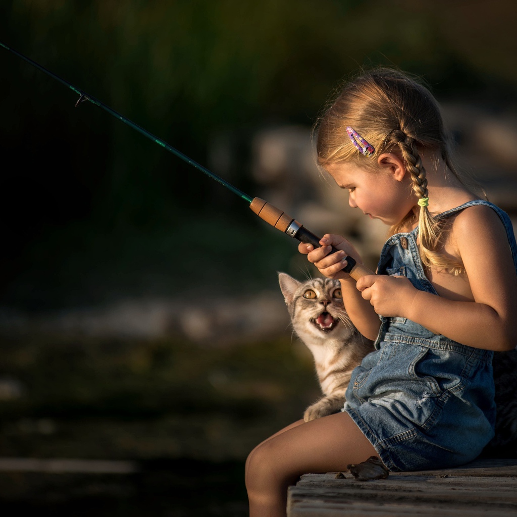 Маленькая девочка на рыбалке с котом