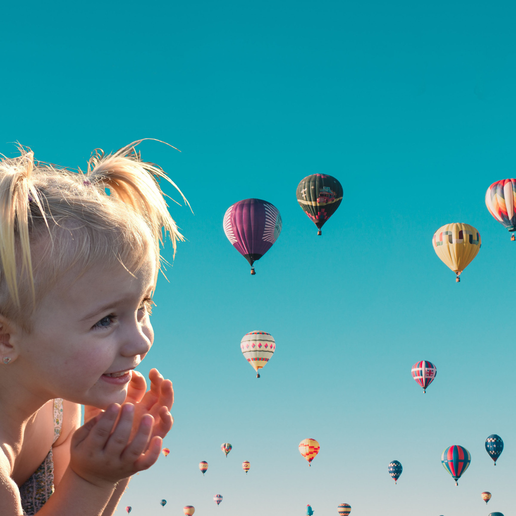 Маленькая девочка на фоне воздушных шаров