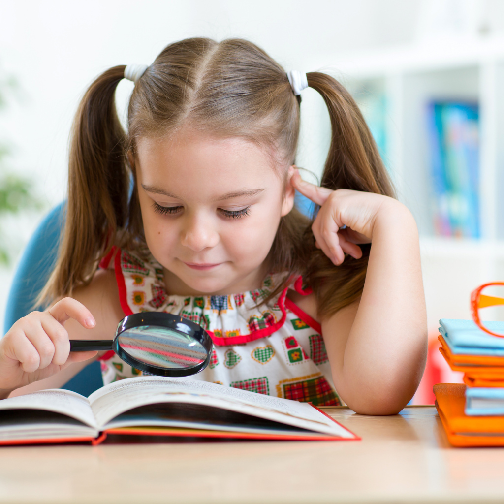 Маленькая девочка школьница с книгой 