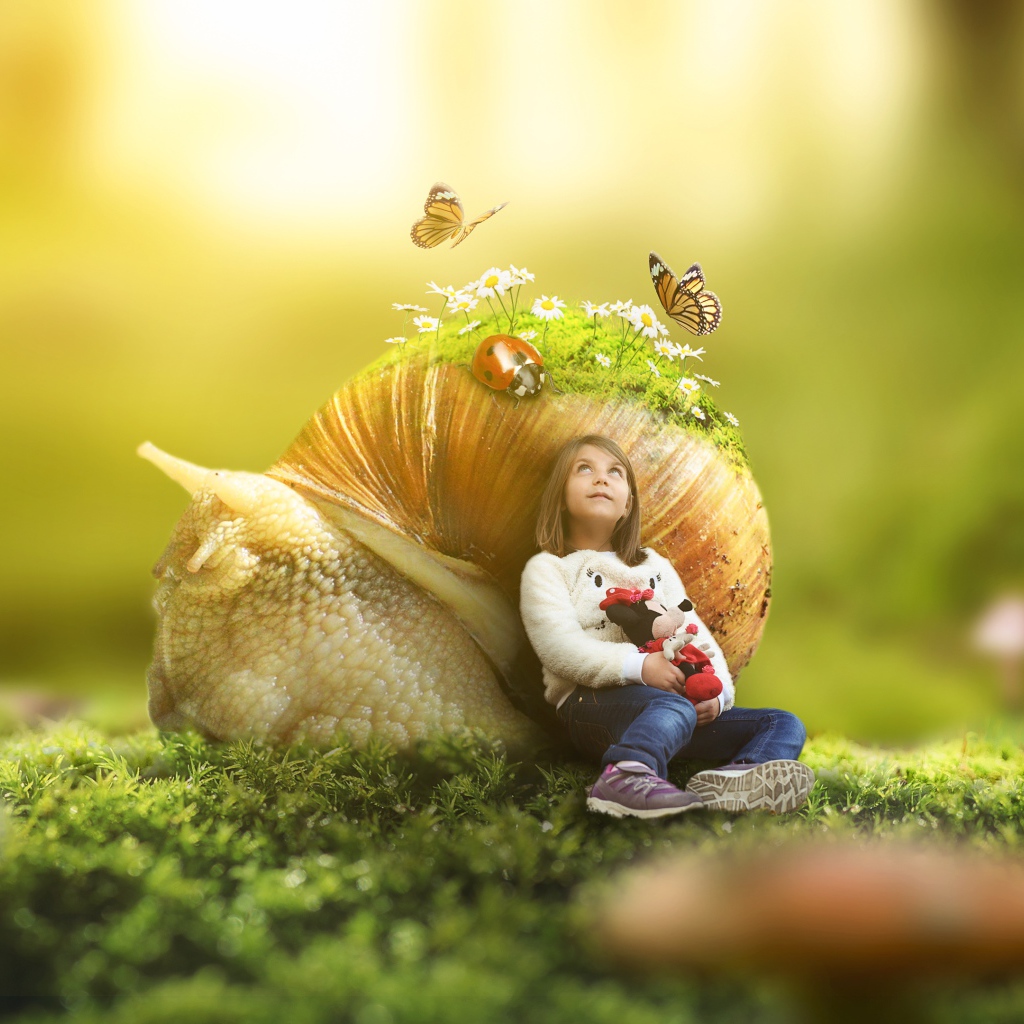 Маленькая девочка с большой улиткой