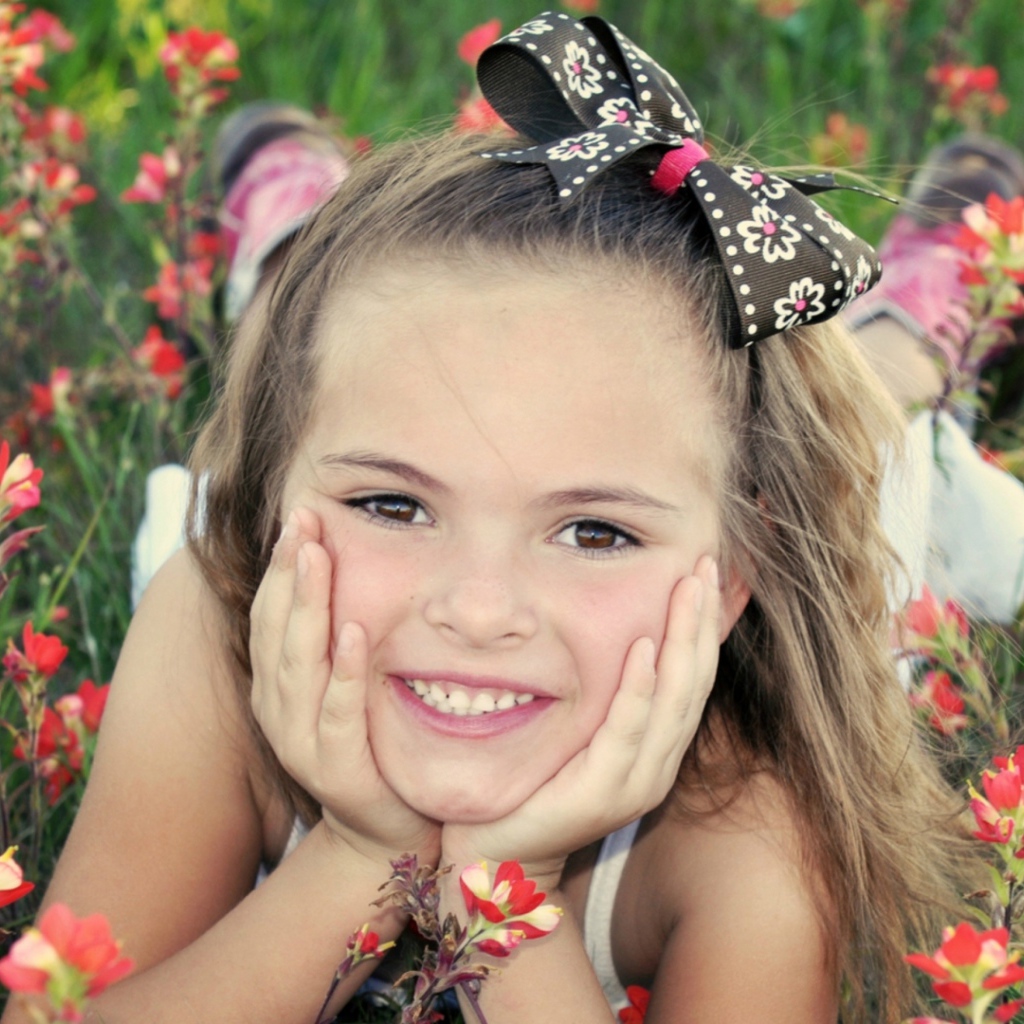 Маленькая девочка с бантом на голове