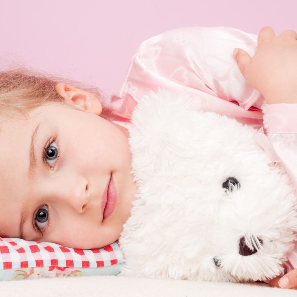 Маленькая девочка с белым игрушечным медведем