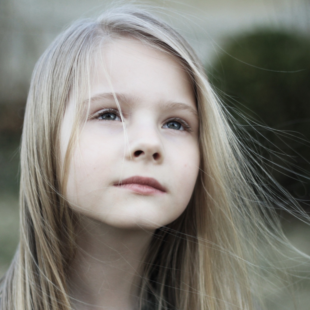 Маленькая девочка с распущенными волосами