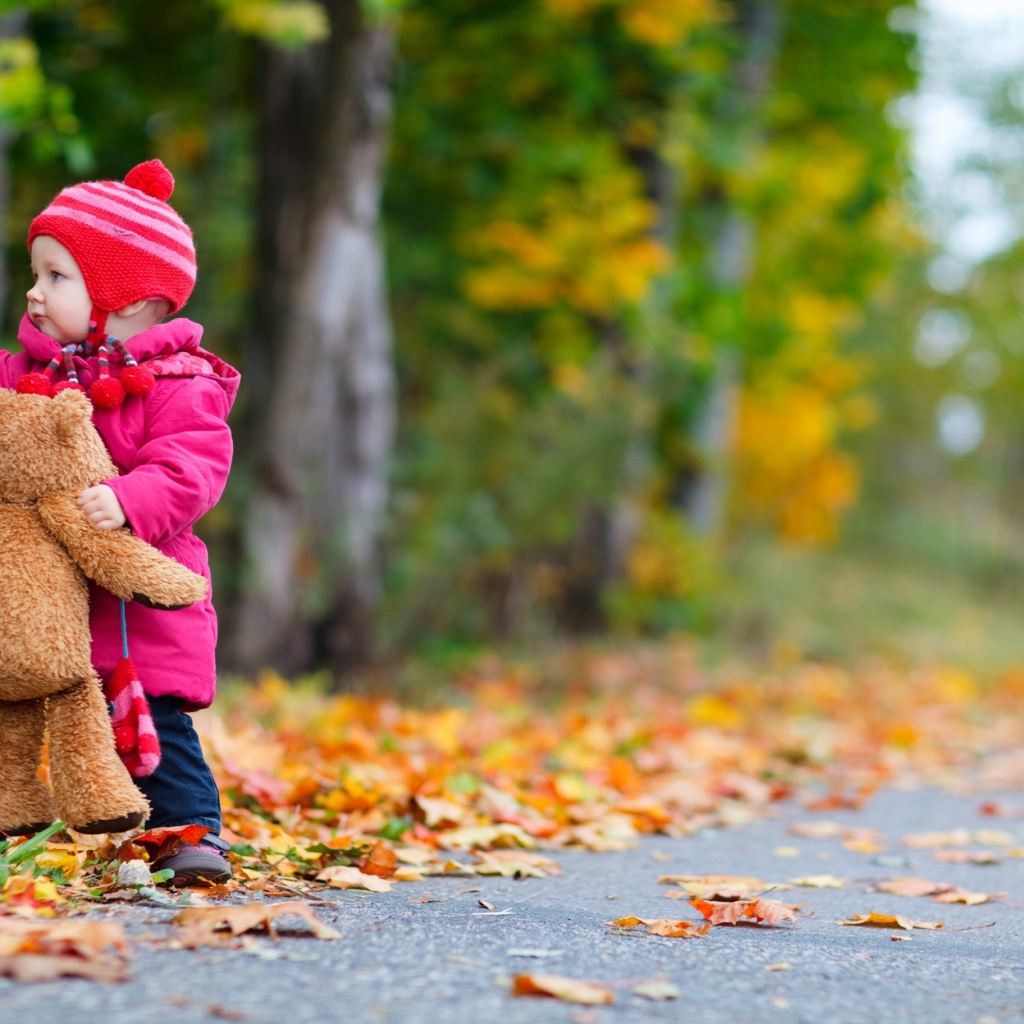 Маленькая девочка с игрушкой на дороге