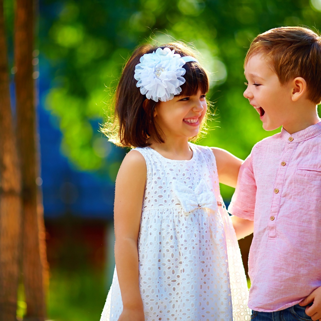 Маленькие улыбающиеся мальчик и девочка