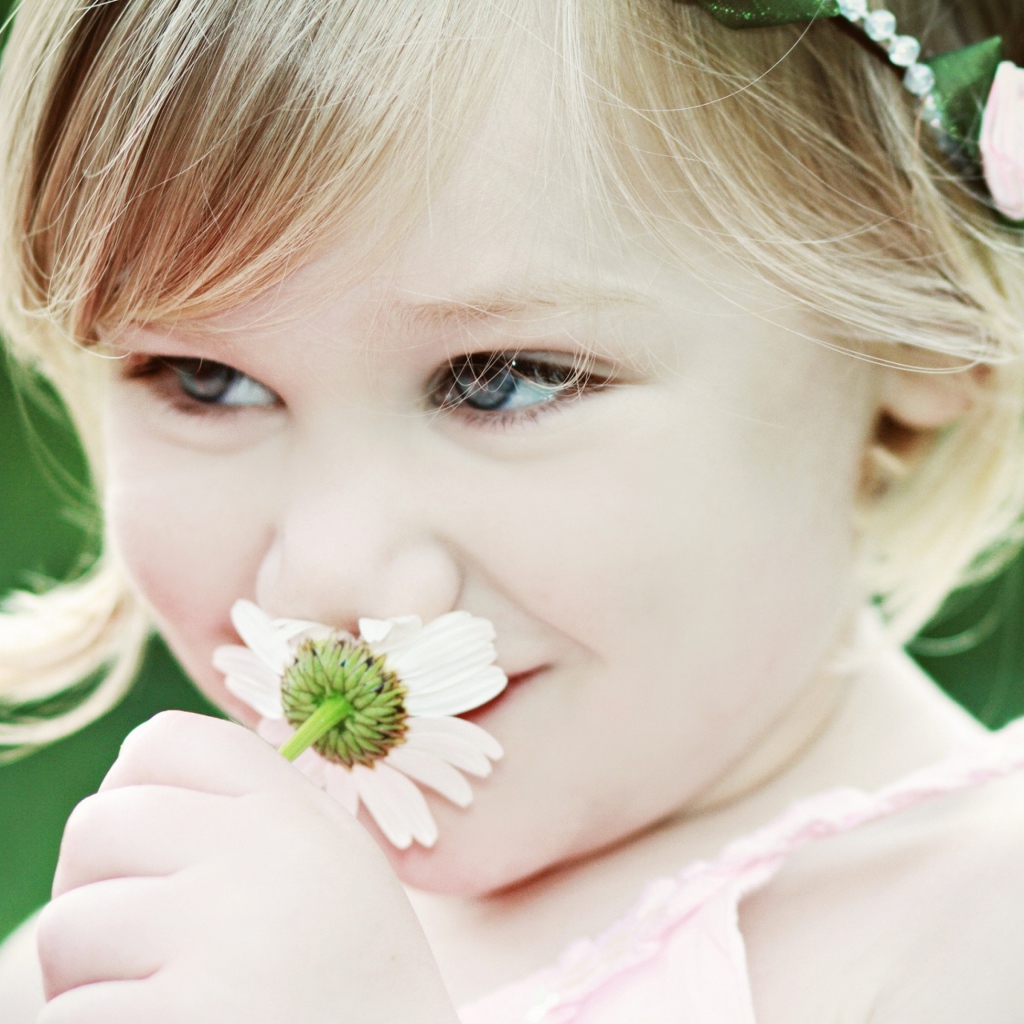 Милая девочка с красивыми глазами с ромашкой