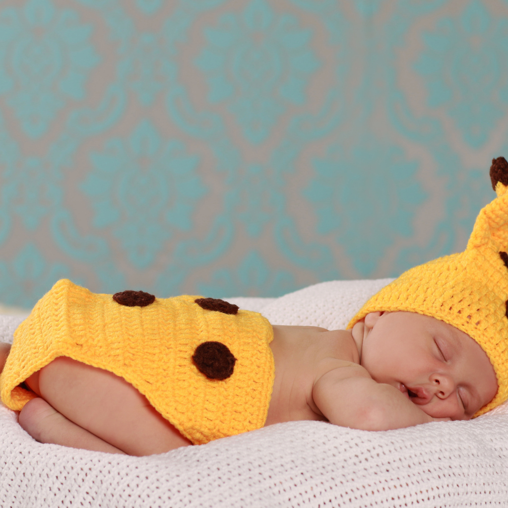 Спящий младенец в вязаном костюме Пикачу