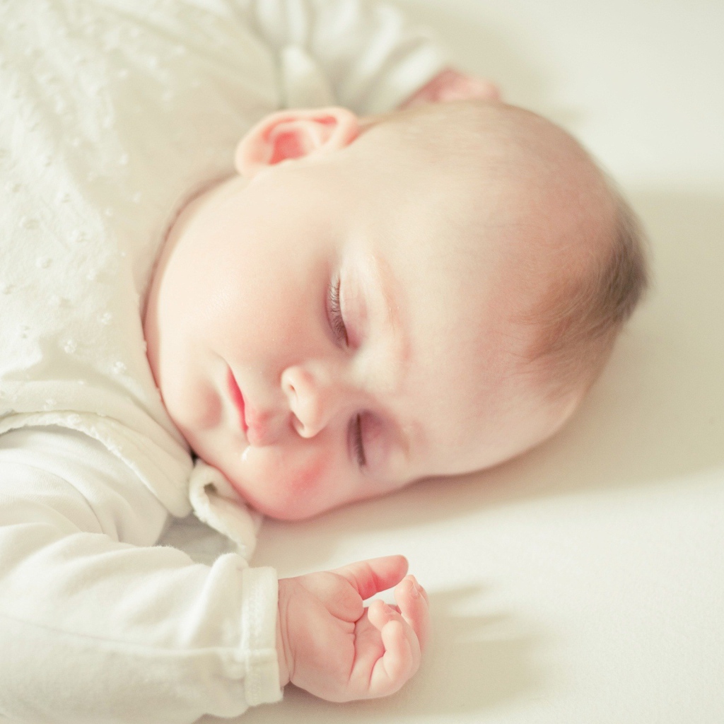 Спящий милый грудной ребенок