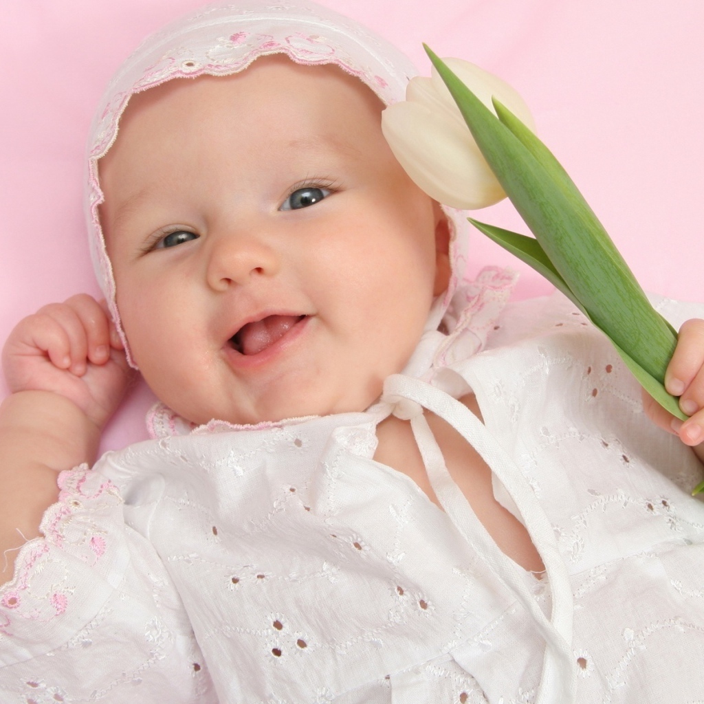 Улыбающийся младенец с тюльпаном