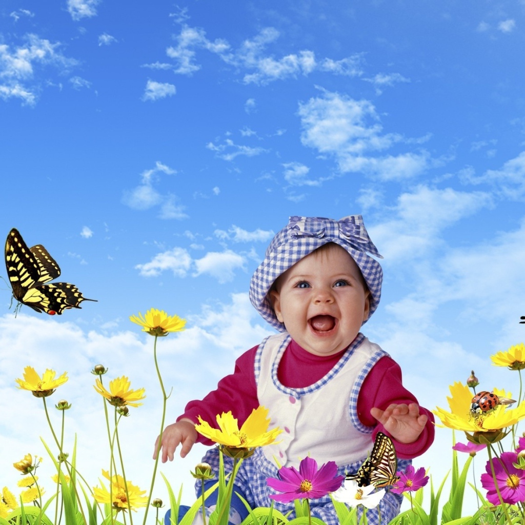 Улыбающийся ребенок на фоне голубого неба