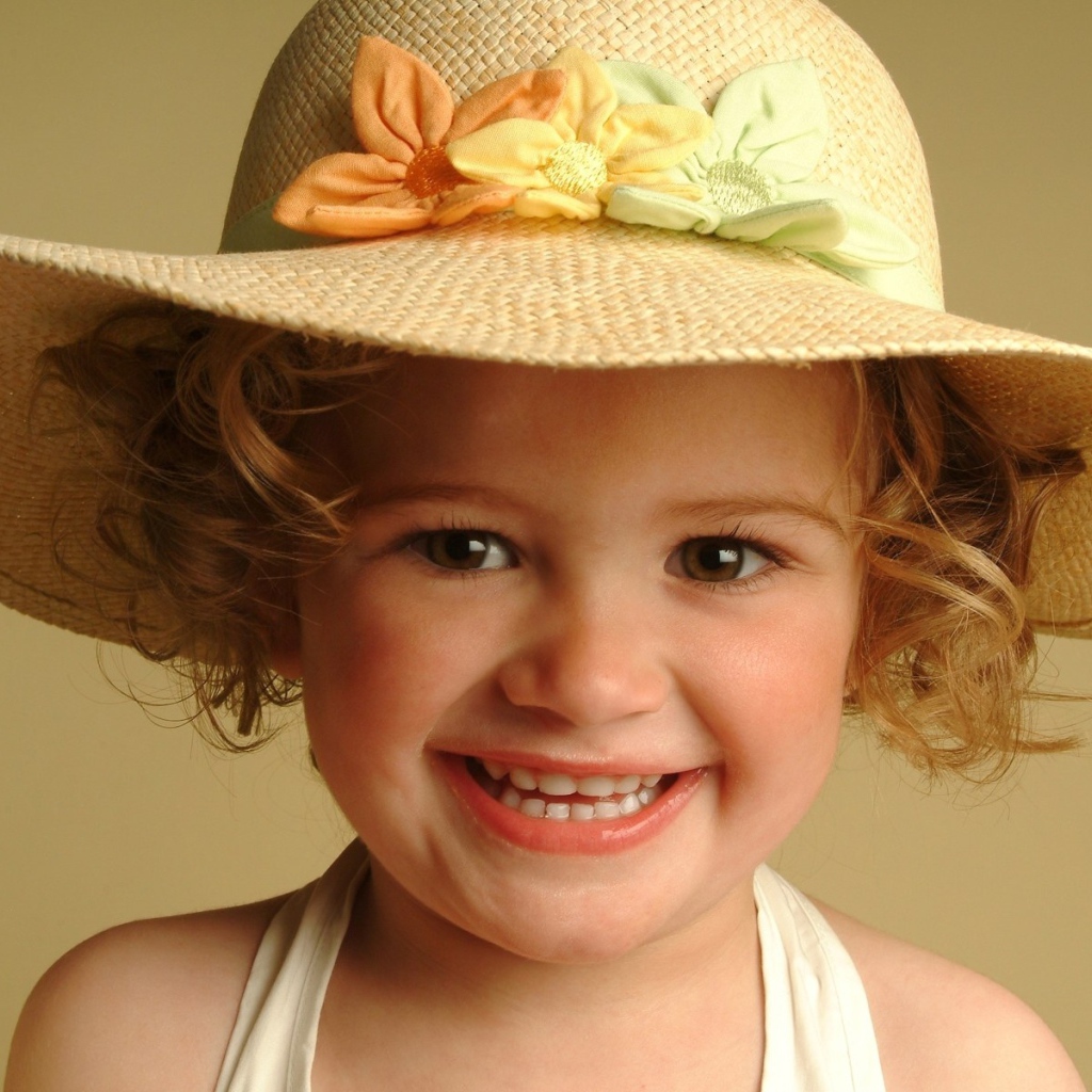 Улыбающаяся девочка в большой шляпе