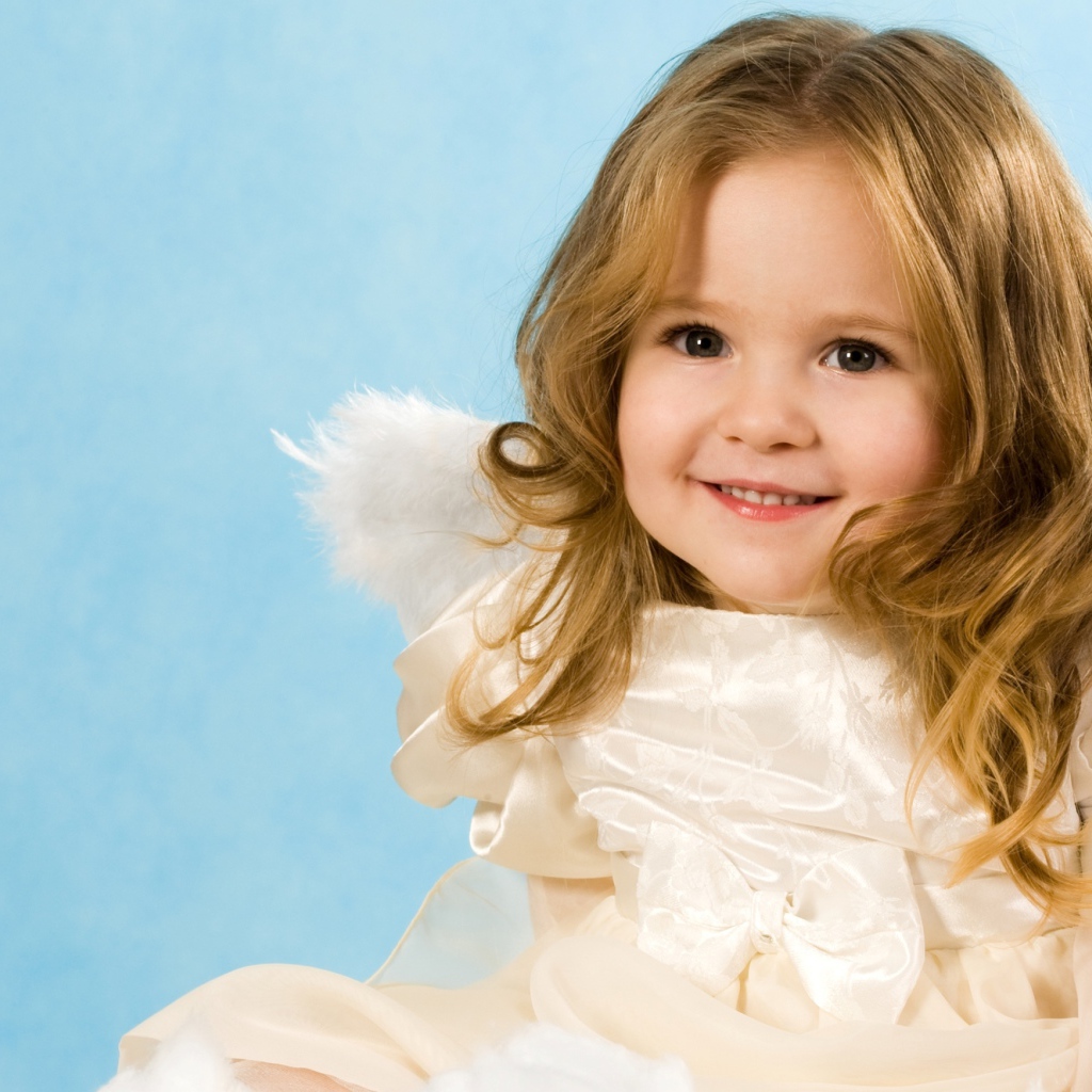 Улыбающаяся девочка с крыльями ангела