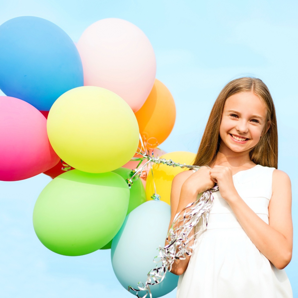 Улыбающаяся девочка с воздушными шарами