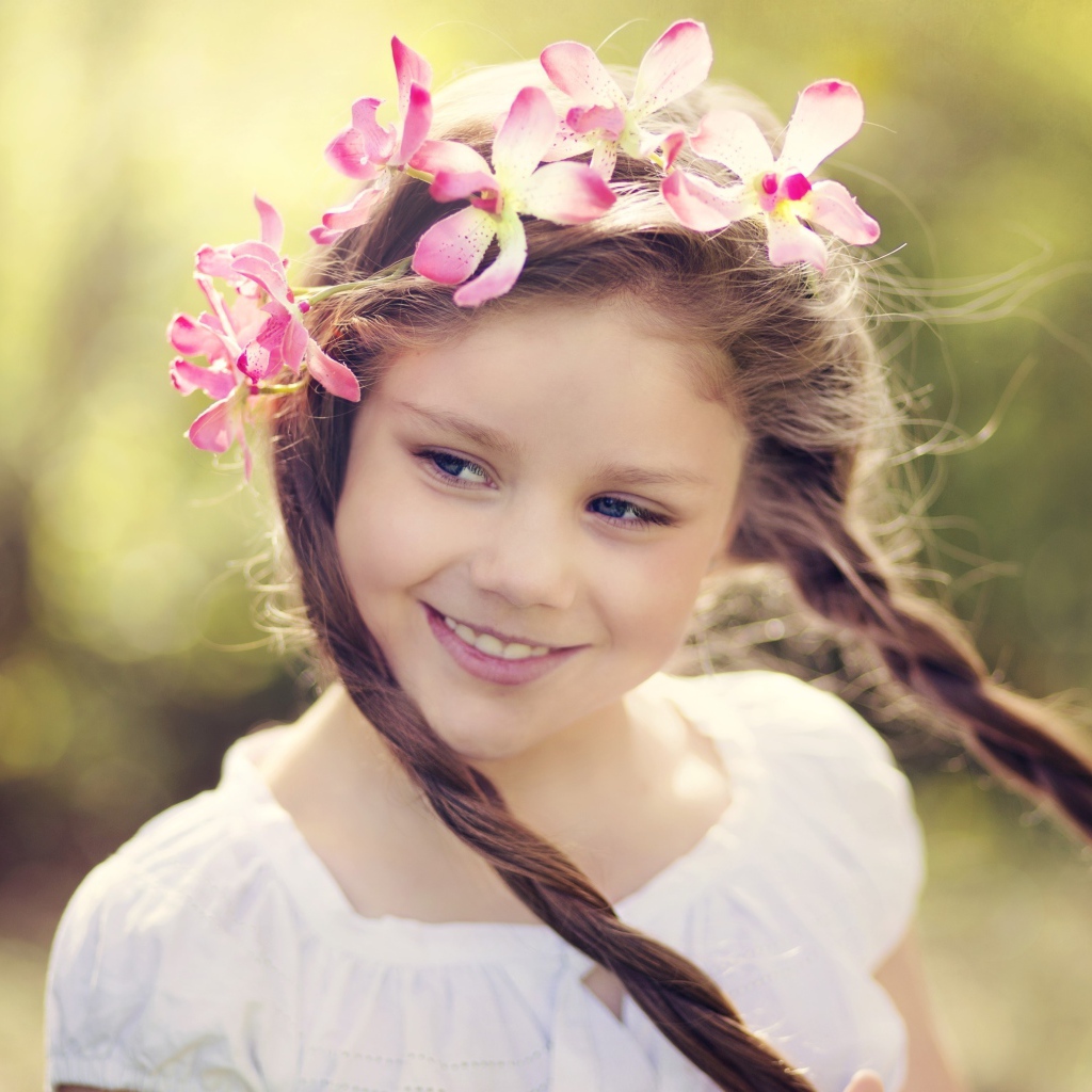 Улыбающаяся маленькая девочка с косичками