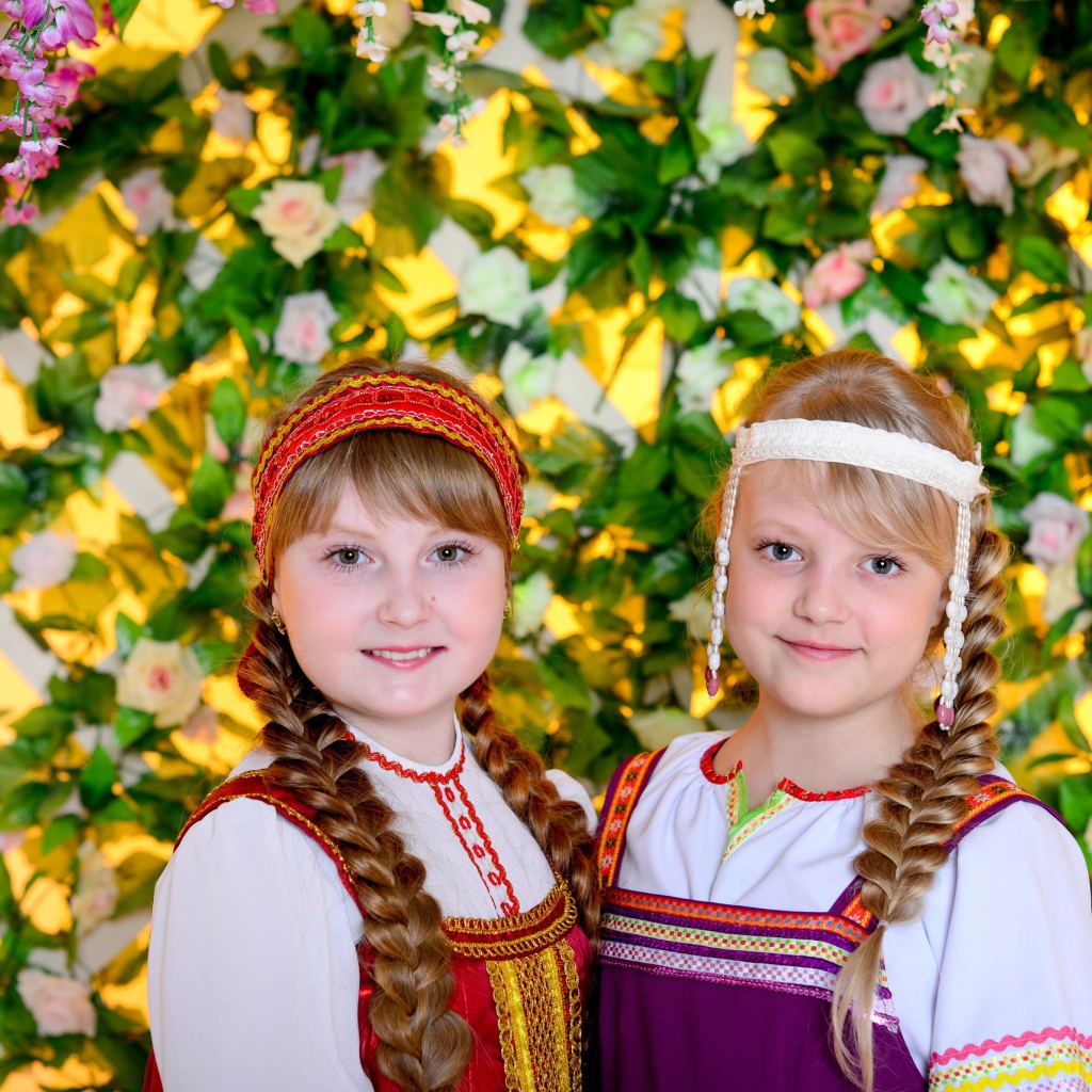 Две девочки в народных костюмах