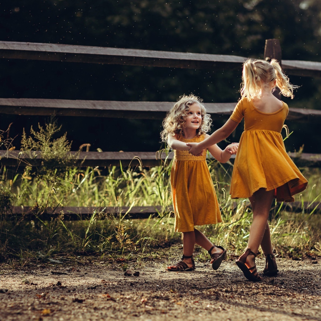 Две маленькие девочки танцуют