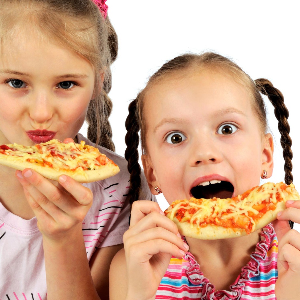 Две маленькие девочки с пиццей