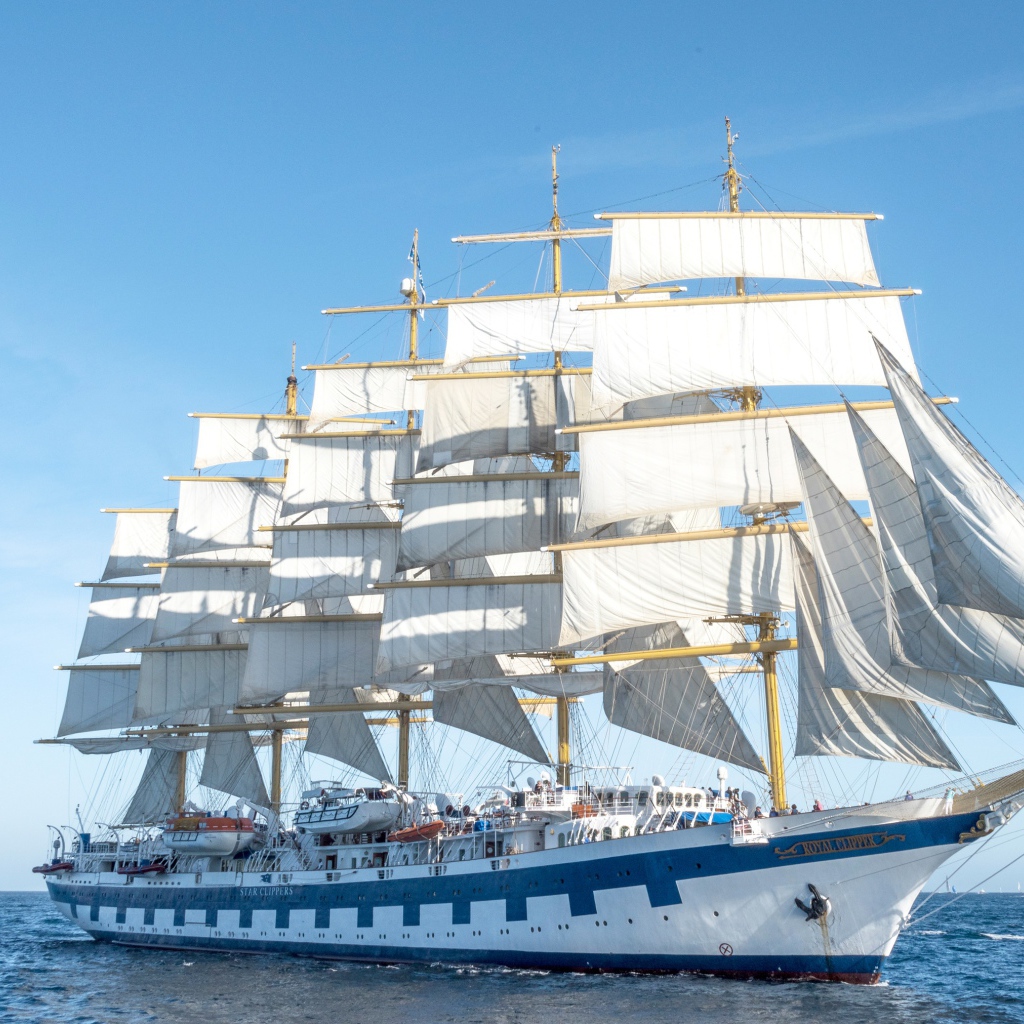 Круизное парусное судно Royal Clipper в море