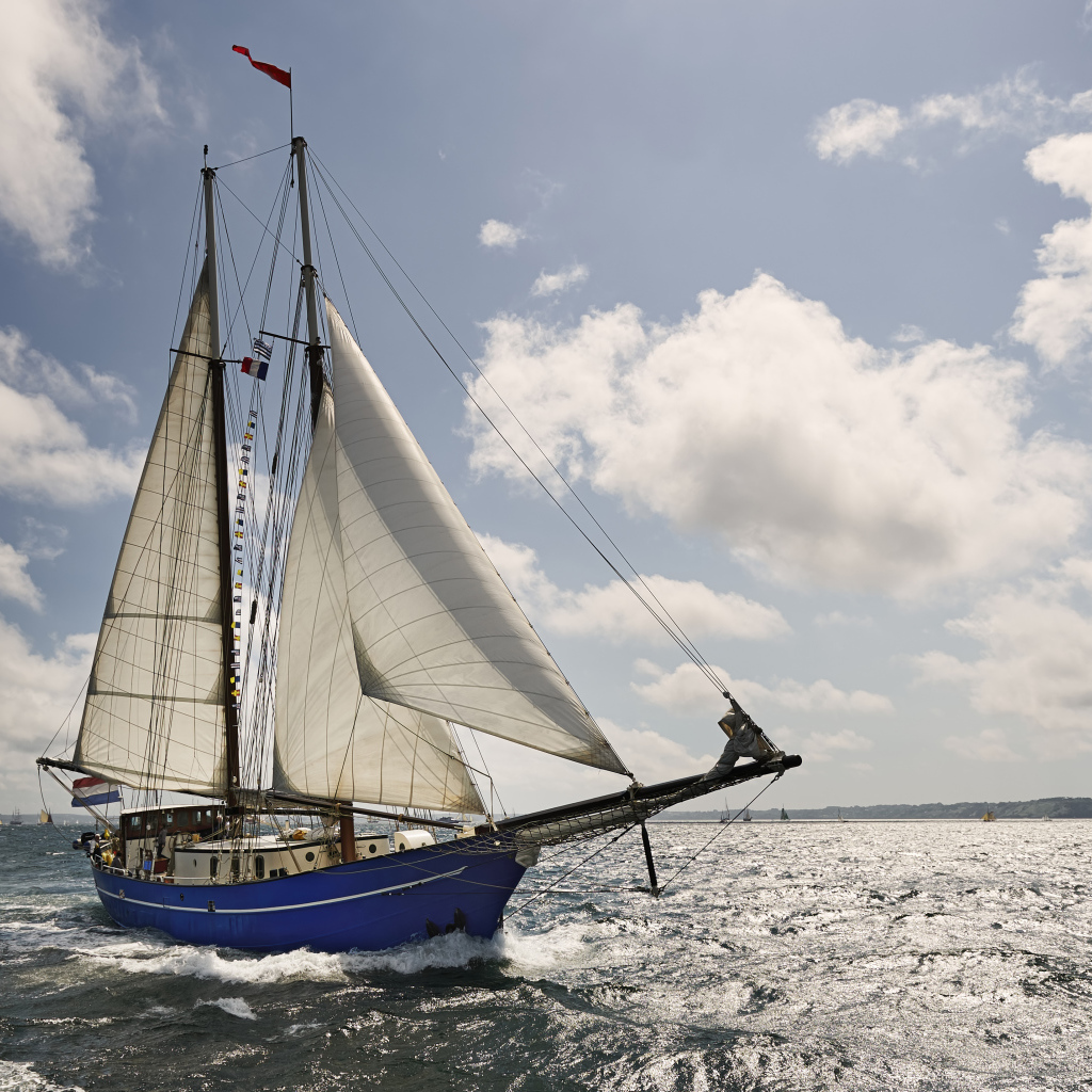 Парусно судно в море солнечным днем