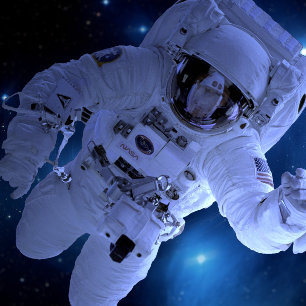 Астронавт в открытом космосе среди звезд