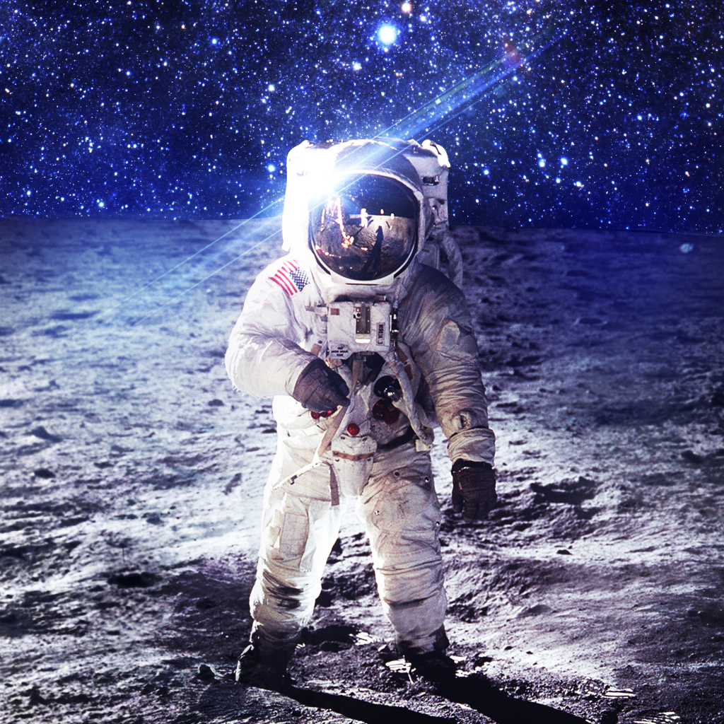 Астронавт идет по поверхности луны