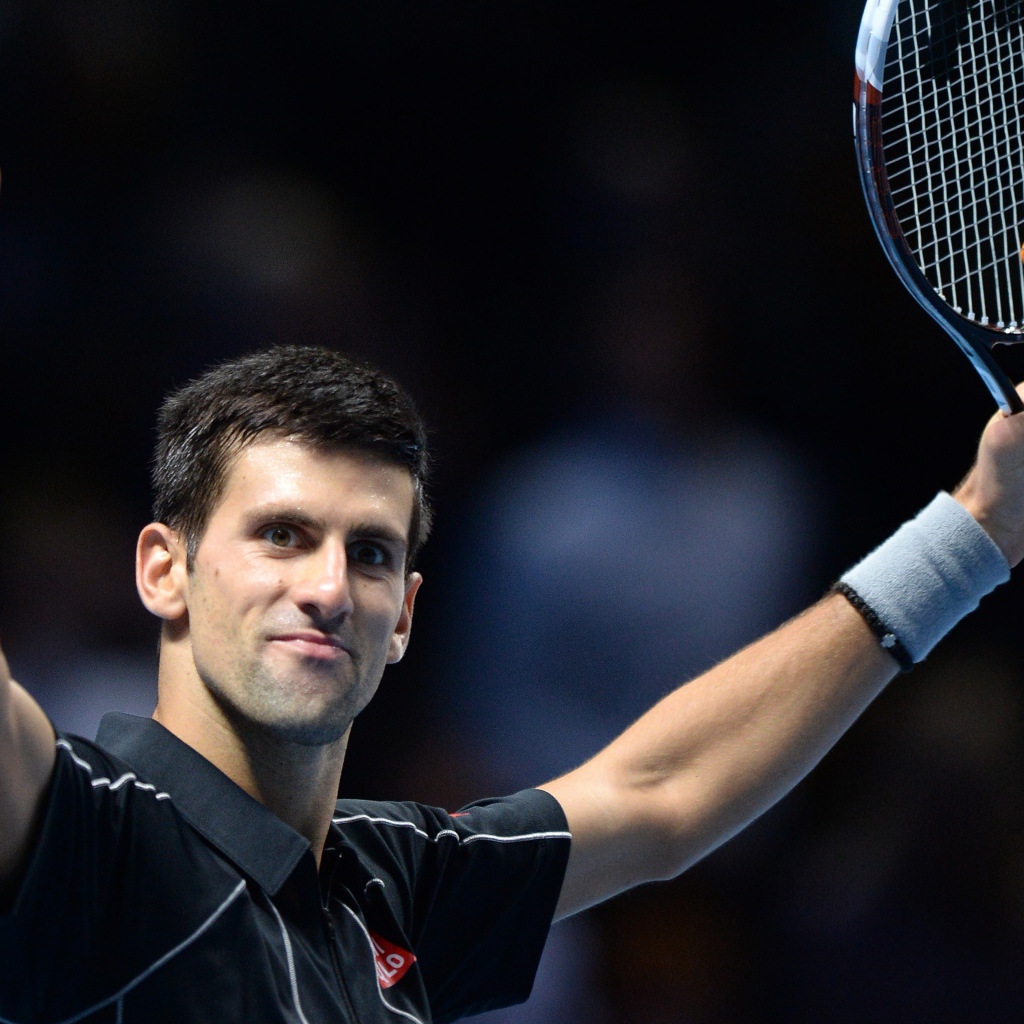 Новак Джокович сербский профессиональный теннисист с ракеткой в руке