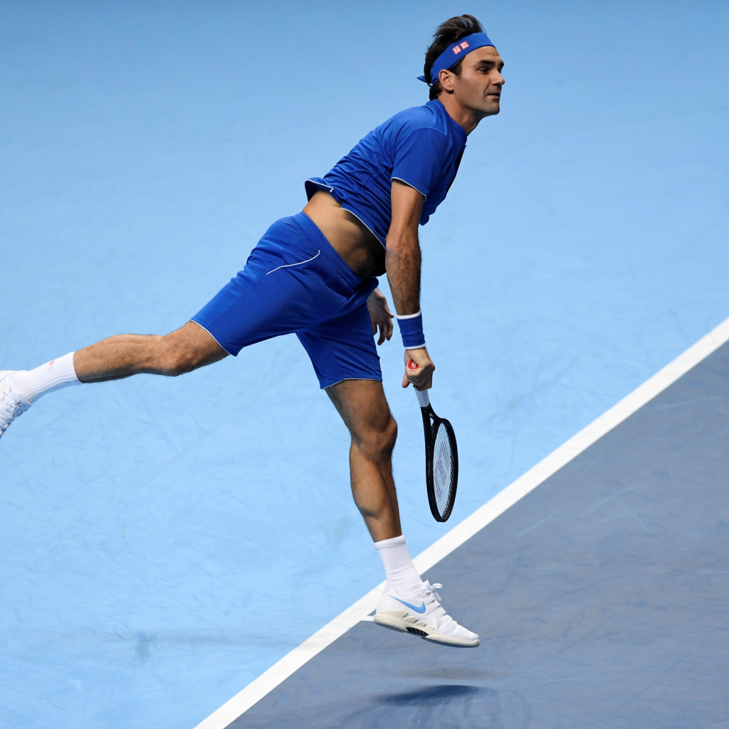 Швейцарский теннисист Роджер Федерер на корте