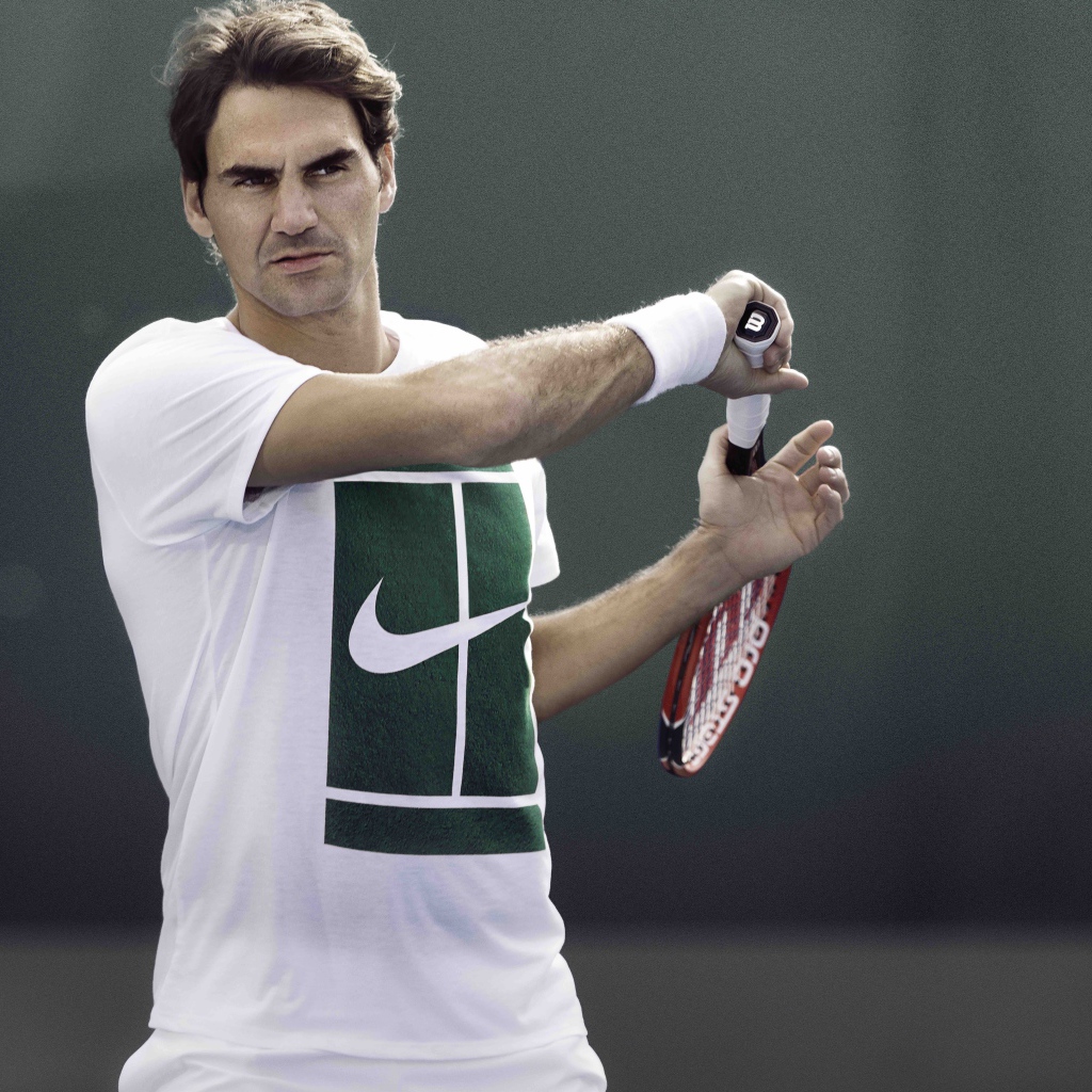 Швейцарский теннисист Роджер Федерер с ракеткой в руках